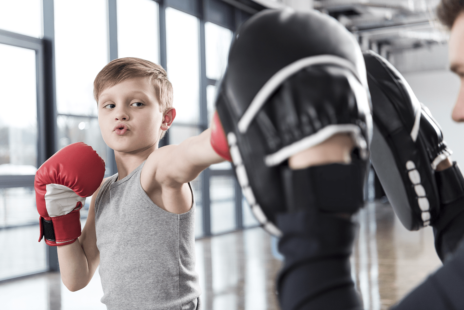 Junge trainiert das Kickboxen